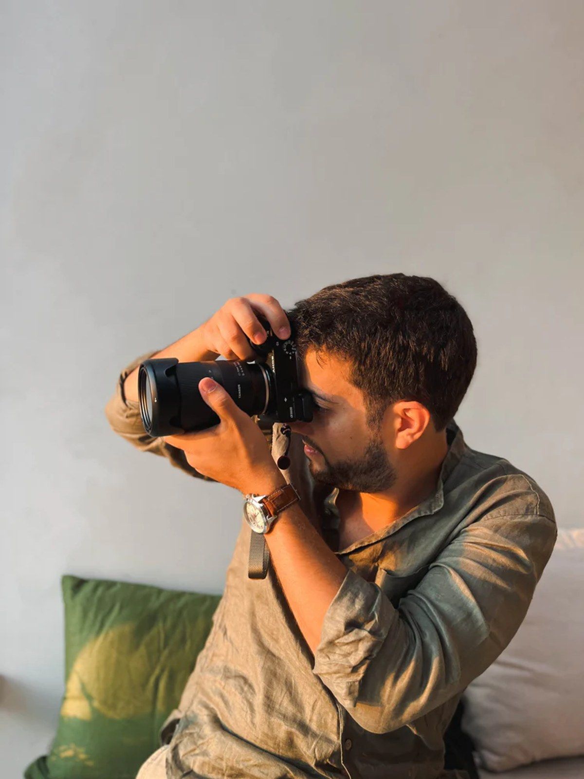 Fábio Gonçalves looking through a camera viewfinder.